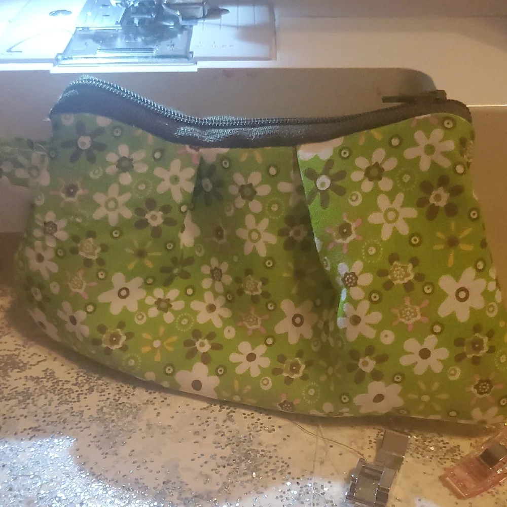Floral Green Cosmetic Bag - Picture 1 of 1
